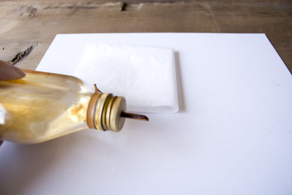 簡単金継ぎの方法。合成うるしを使う前にまずは筆の中の脂分を洗い出す。テレピンを作業板の上に出す。