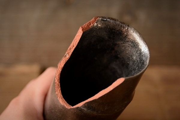 金継ぎ修理方法。割れたカップの割れ断面のチェック。