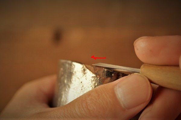 金継ぎの修理工程。口元部分を削る際も周りの器の方に刃裏を当てながら作業をします。