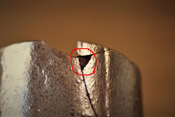 金継ぎの修理方法。器の外側からチェックすると隙間が空いている。