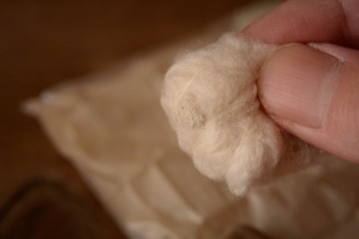 真綿にたっぷりと銀粉をつける