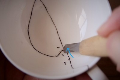 ティーカップの内側のはみ出した麦漆も彫刻刀で削っていく