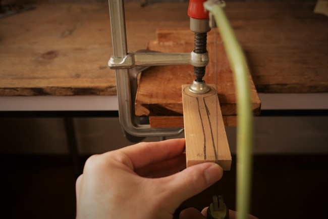 スプーンの板材を糸鋸で切る