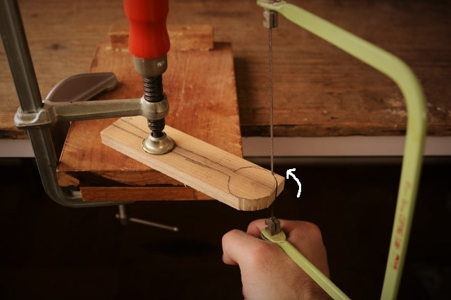 スプーンの木の板材を糸鋸で切る