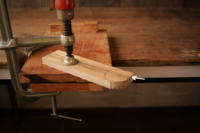 スプーンの木の板材を糸鋸で切る