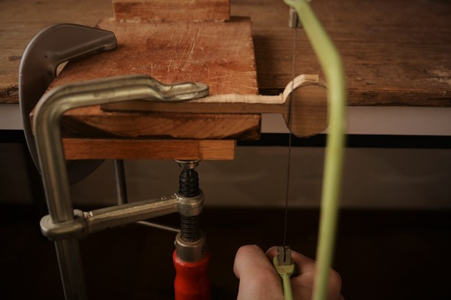 木のスプーン作りの工程。糸鋸で切れ込みを入れる