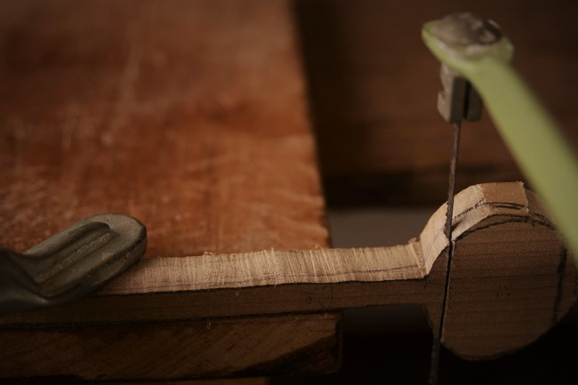木のスプーン作りの工程。糸鋸で切れ込みを入れる