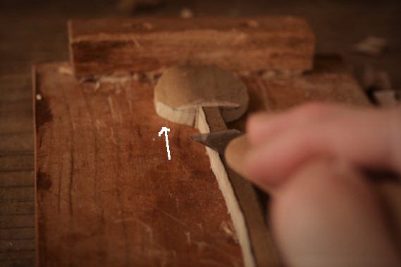 木製スプーンの削り方。柄の分部を削る