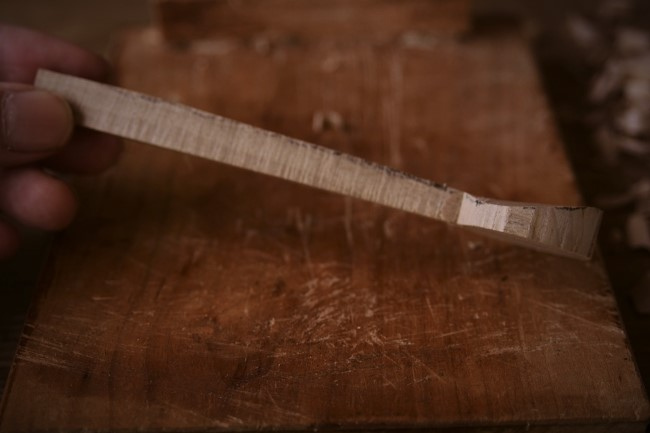 木製スプーンの削り方。柄の分部を削る