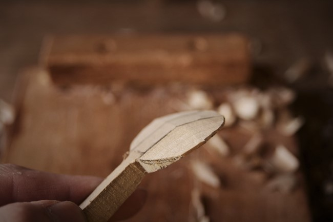 木のヘッド部分裏側を削る