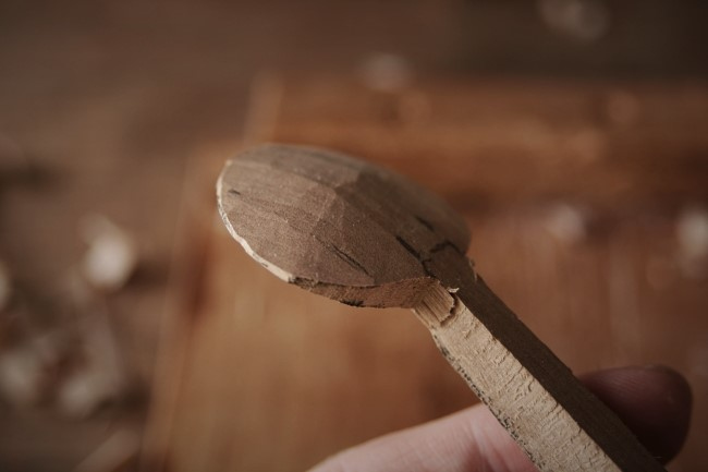 木のヘッド部分裏側を削る