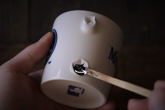 マグカップの壊れた取っ手の断面にエポキシ接着剤を塗る