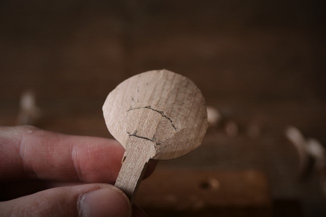 木のスプーンのヘッド部分を彫刻刀で削る