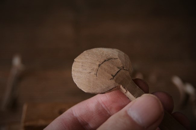 木のスプーンのヘッド部分を彫刻刀で削る