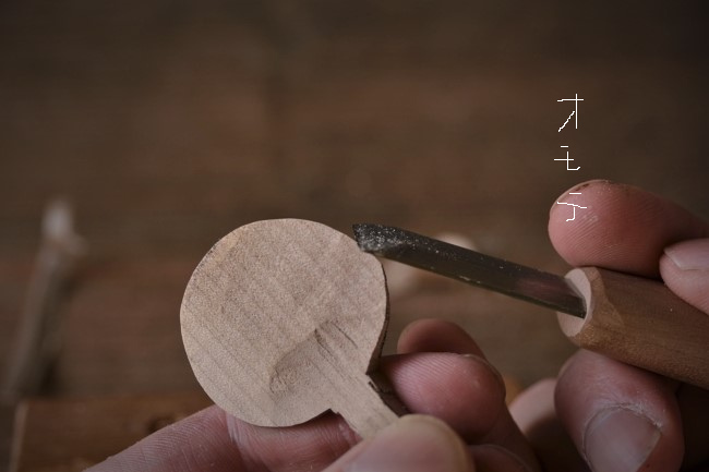 木のスプーンのヘッド周りを彫刻刀で削る