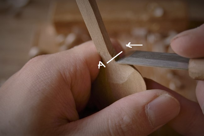 木のスプーンの柄を削る
