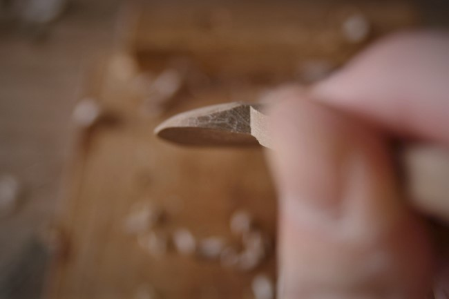 木のスプーンの柄を削る