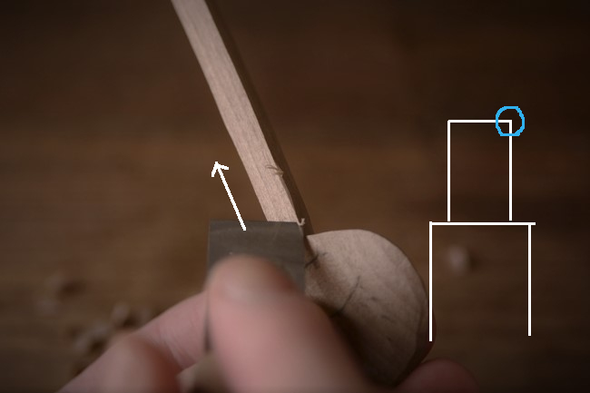 木工スプーンの柄の面を削る