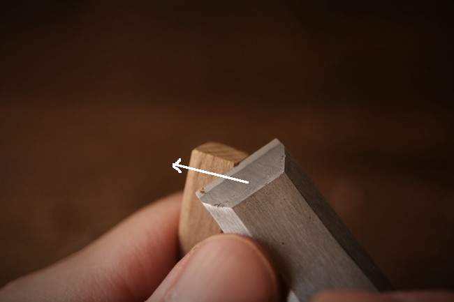 木工スプーンの柄の面を削る