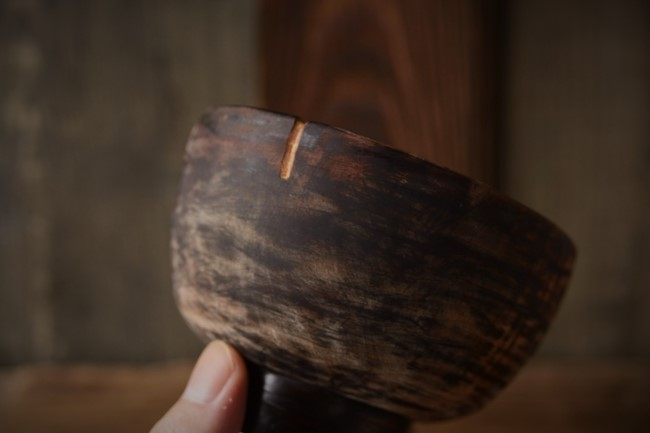 ひびの入った木の器の刻苧彫り作業