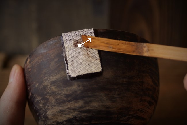 木の器の修理で麻布を貼っていく方法