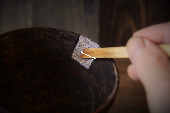 木の器の修理で麻布を貼っていく方法