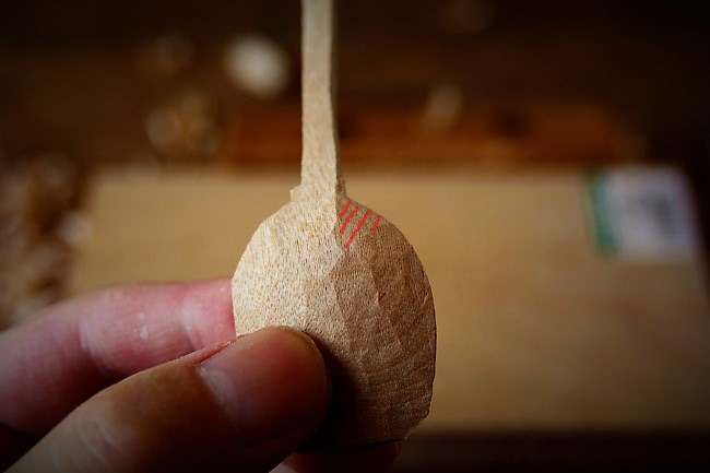 木を削って作る、スッカラ・スプーンの作り方